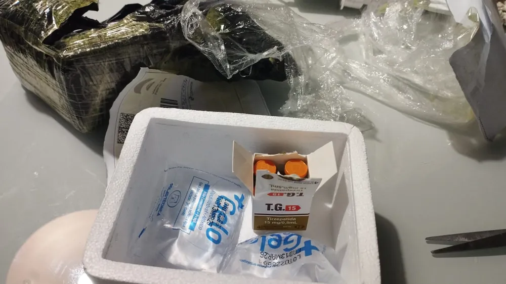 Caixa, gel e embalagem externa